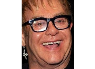 Elton John, "padre" in un film horror di terz'ordine